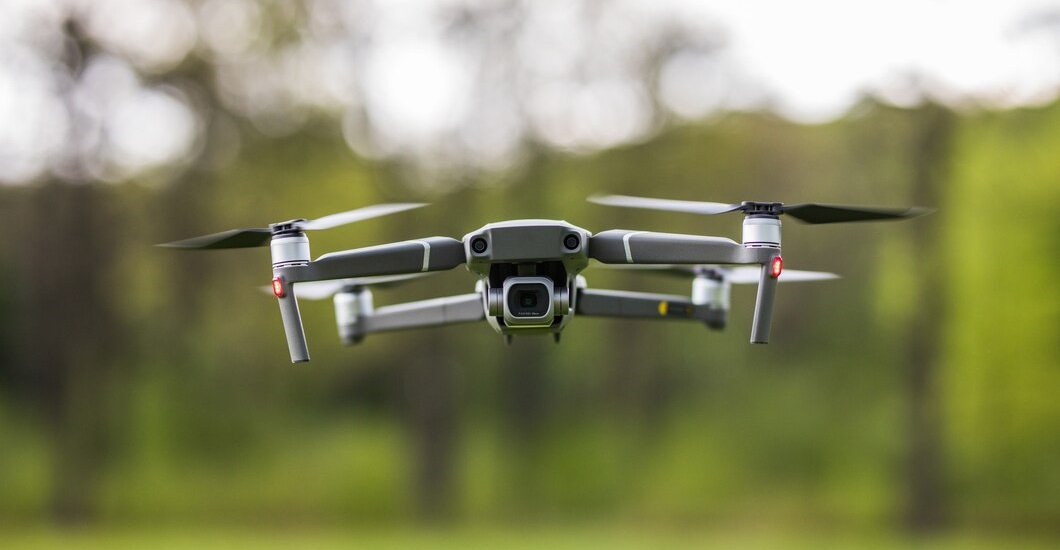 Drone voando para entrega na last mile