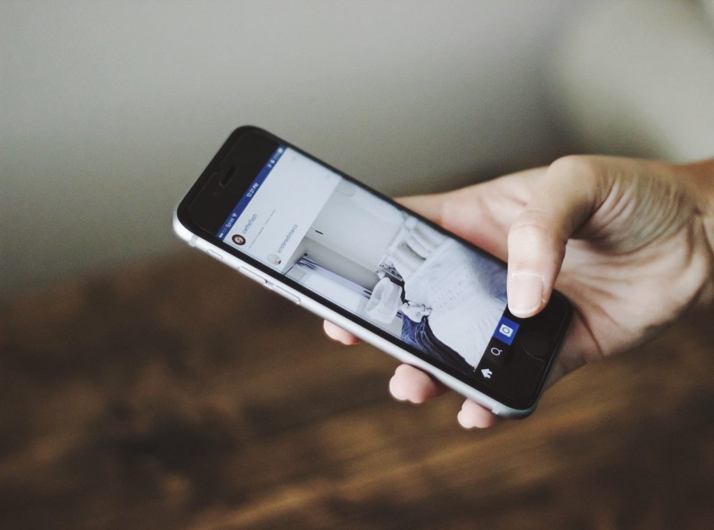 Smartphone com o aplicativo do Instagram aberto