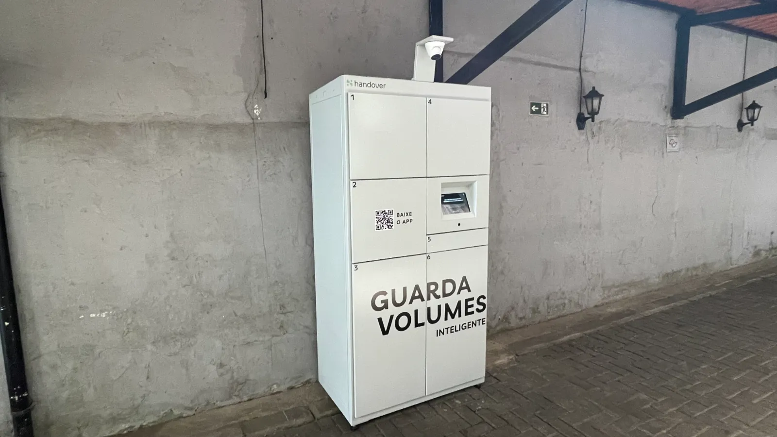 Handover luggage lockers on the beachfront in Guarujá
