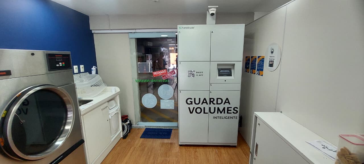 Handover luggage lockers in a shopping arcade in Vila Velha